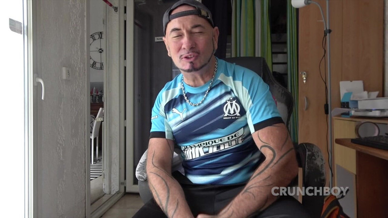 Crunch Boy: 若いゲイがコンドームなしでストレートの友達をしゃぶり、セックスする