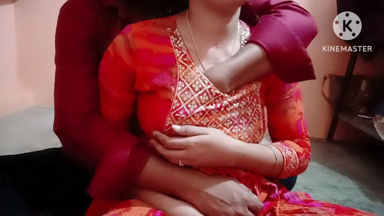 Madhu bhabhi: kız arkadaşın göğüsleri ilk kez sert basıldı ve öpülüyordu.