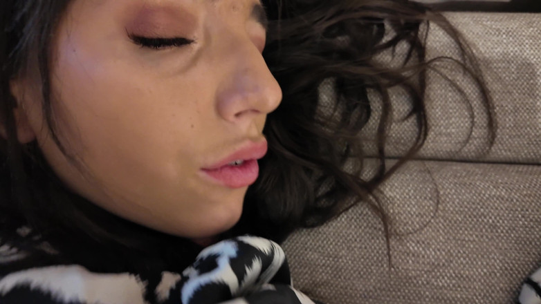 Amateur Homemade Porn: เย็ดน้องสาวเลี้ยงมือสมัครเล่น อายุ 18 ปี