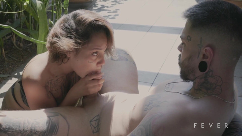 Fever Films: Un rendez-vous avec une fille à gros cul finit avec elle...