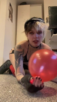 Teman wanita goth anda memanjakan fetish belon anda sekali lagi