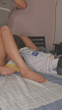 Soțul surprinde o lesbiană făcând sex cu soția lui