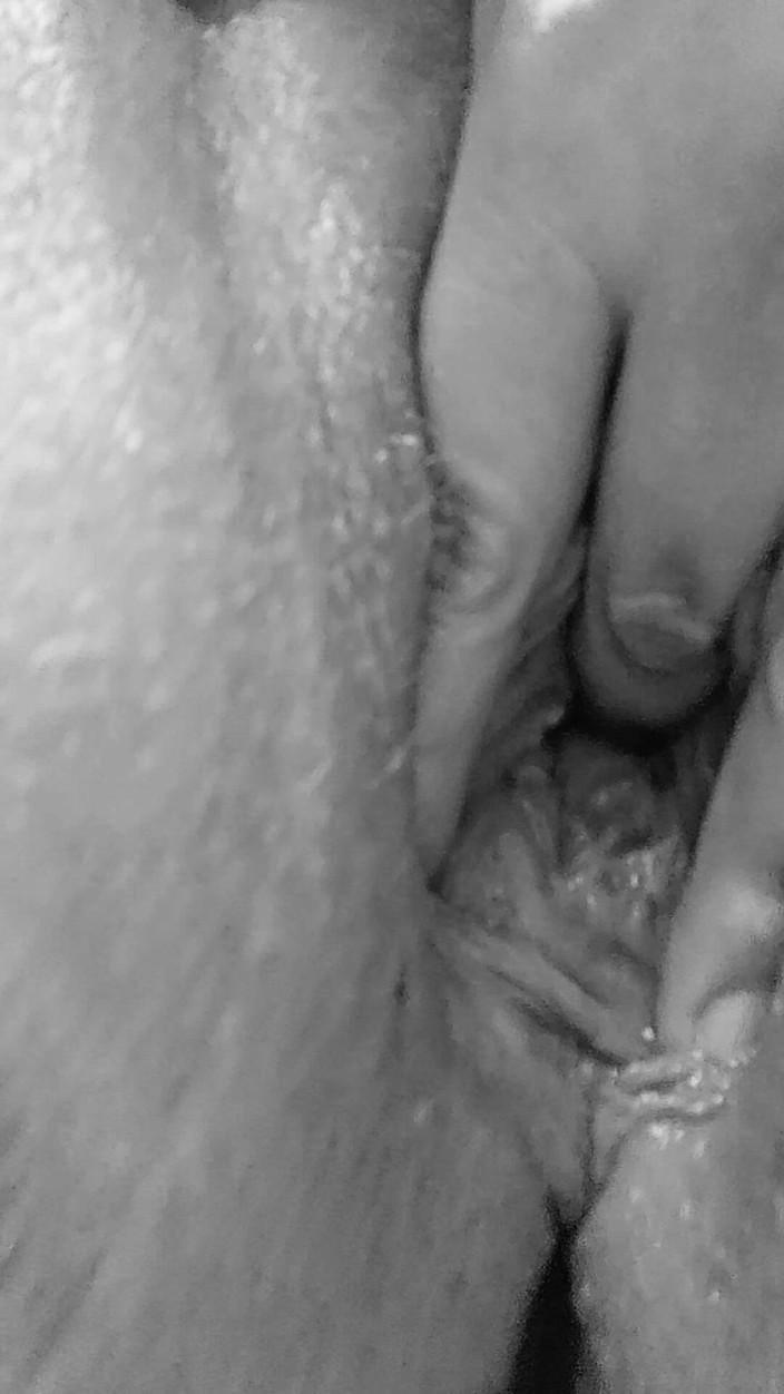 Misses Dickinson and Roughael: Masturbasi memek berlumur minyak