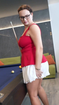 Deux blondes aux pattes discutent joliment pendant que leurs copains enculent une MILF sur une table de billard !