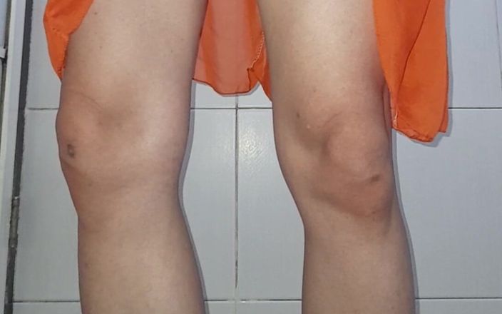 Naomisinka: Asian Crossdresser cumming ubrany w jedwabną sukienkę szyfon