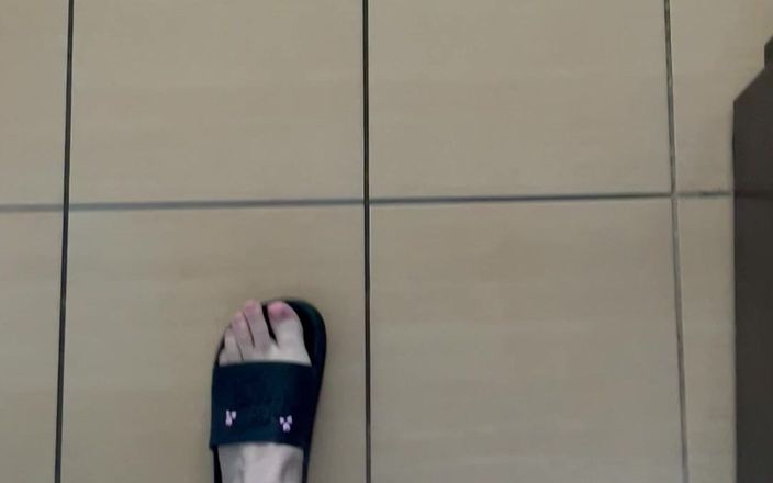 Feet: POV:灰色のレギンスを履いて歩くときのビーチサンダルの音