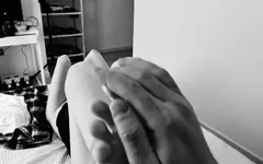 Enteado massageia os pés da madrasta