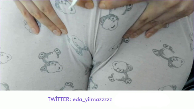 bigass_sexy_bigboobs: Kameltå, pyjama, svullen fitta