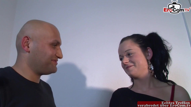 EroCom: Manžel sdílí svou tmavovlasou německou milf manželku na trojkovém castingu