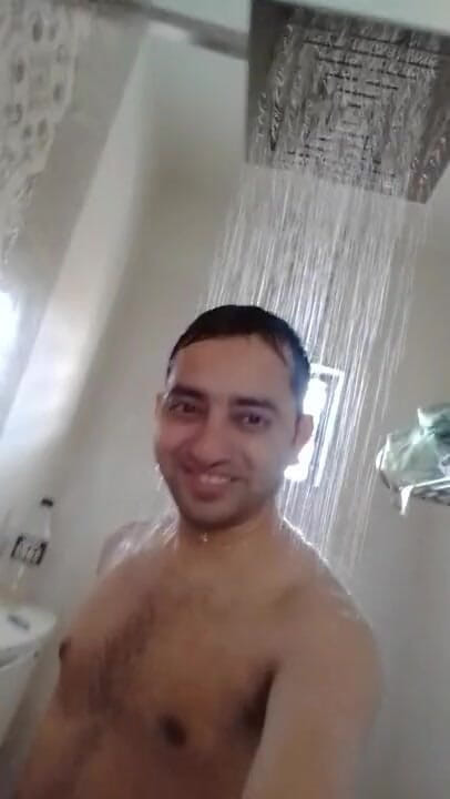 Cute & Nude Crossdresser: Engrossons dans ma salle de bain et prenons une douche.