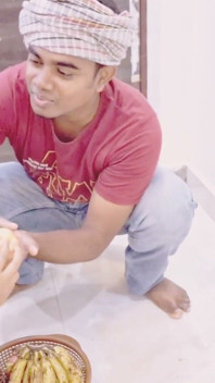 Pareja india hardcore sonríe mientras es