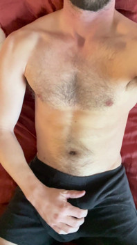 Excitée au lit, je jouis sur mes sous-vêtements