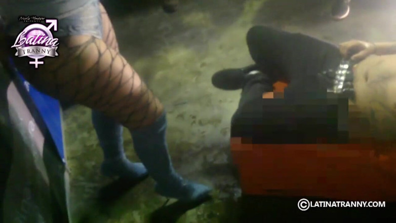 Nikki Montero: México에서 야외에서 벗은 트랜스젠더 포르노 스타