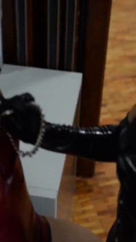 Esclava de látex dominada por dominatrix sádica