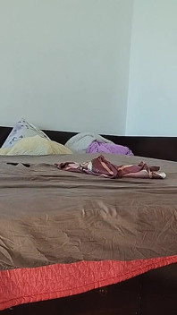 Si rambut coklat seksi mencuba pantyhose