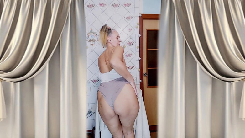 Lukerya: Veselá ranní flirtace ženy v domácnosti Lukerya se šťávou a twerkingem