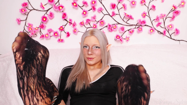 Vasya Sylvia: Beine in Strümpfen und im Body!