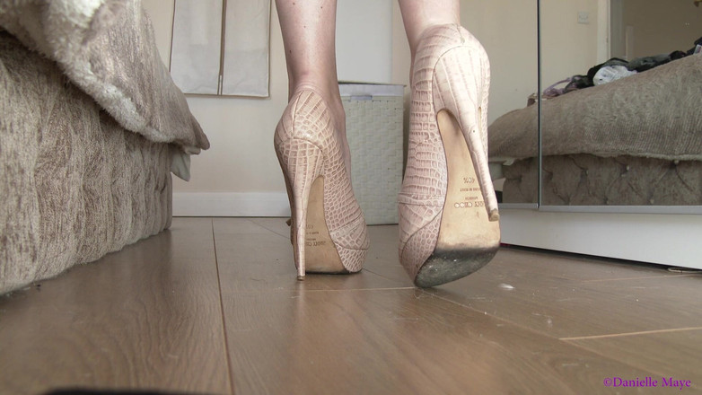 DanielleMaye: 脚奴隶耐心等待