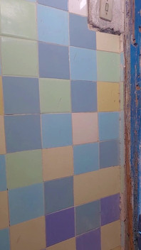Employé marié qui vient chercher son collègue dans la salle de bain