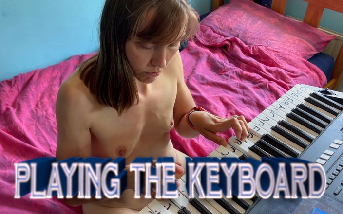 Wamgirlx: Jugando el teclado en el desnudo