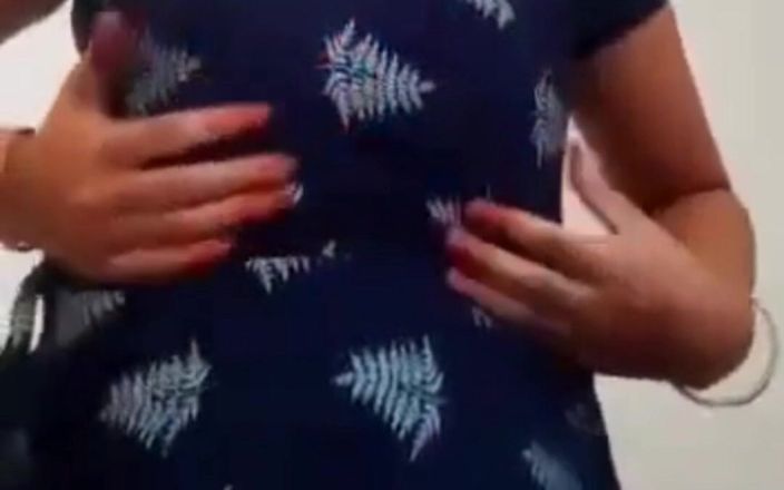 Devi Priya: Jugando con mis tetas pequeñas