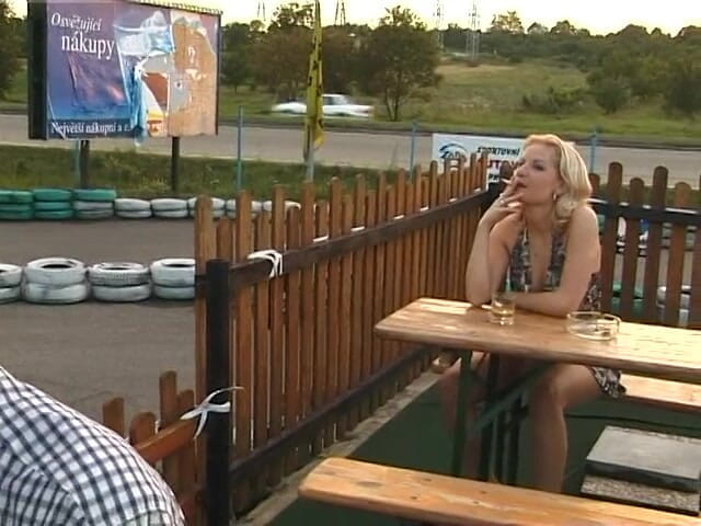 Lucky Cooch: セクシーなブロンドのひよこは、カート道で屋外で楽しい時間を過ごしています