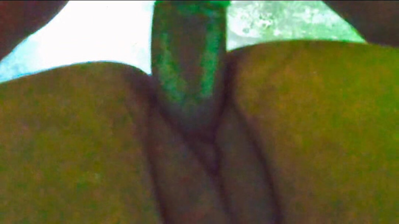 Housewife 69: Apretado peludo coño indio usando condón