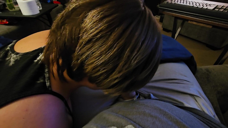 Funhousewife69: Weer een geweldige pijpbeurt tijdens het kijken naar schreeuwen en...