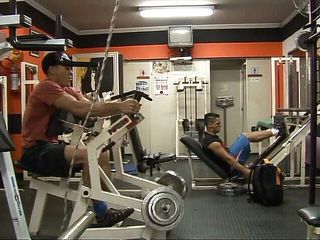 Bareback TV: Сильные мускулистые мужики трахаются и сосут друг другу в спортзале