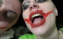 Goddess Misha Goldy: Twee gekke clownmeisjes bengelen je boven hun hongerige monden voordat...