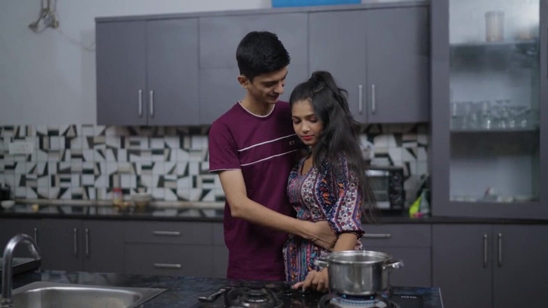Triflicks: Awek desi 18 tahun berkongkek tegar pepek ketat di dapur