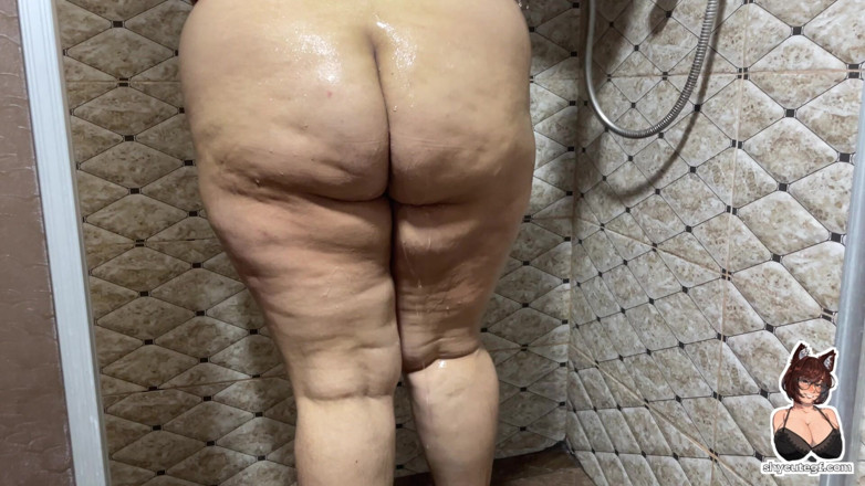 Isabelle Myers BBW: Une BBW se savonne et se fait rincer sous la...