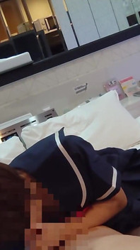 Punčocháče se zavázanýma očima Sex s roztomilou středoškolačkou v uniformě, neodolatelný creampie uvnitř její vagíny, amatérské kouření,