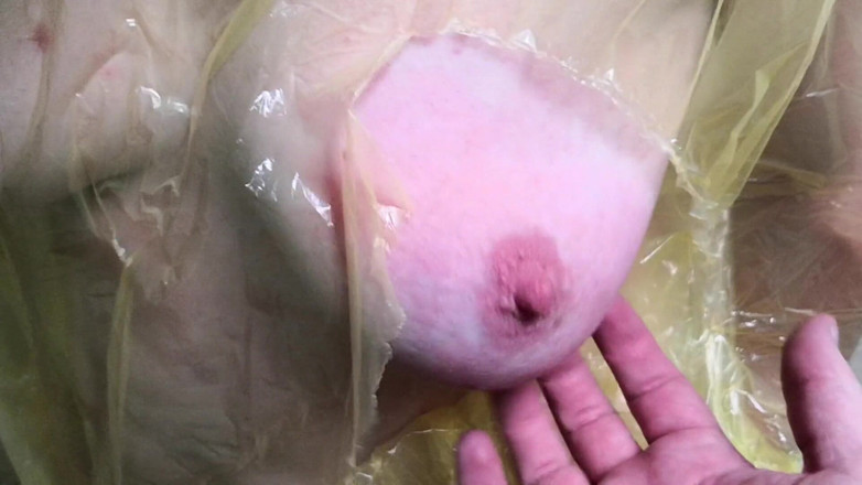 Bouncy Tits Action: Bröst insvept i folie och klämning av den