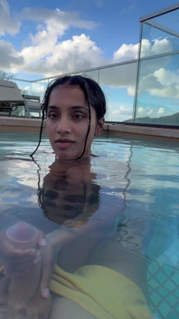 Een grote Indiaan geeft een geweldige pijpbeurt in het hotelzwembad aan ieders glas - Yasmina Khan