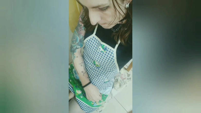 Sissy Aniya: Sissy aniya - bà nội trợ tgirl mặc váy và tạp...