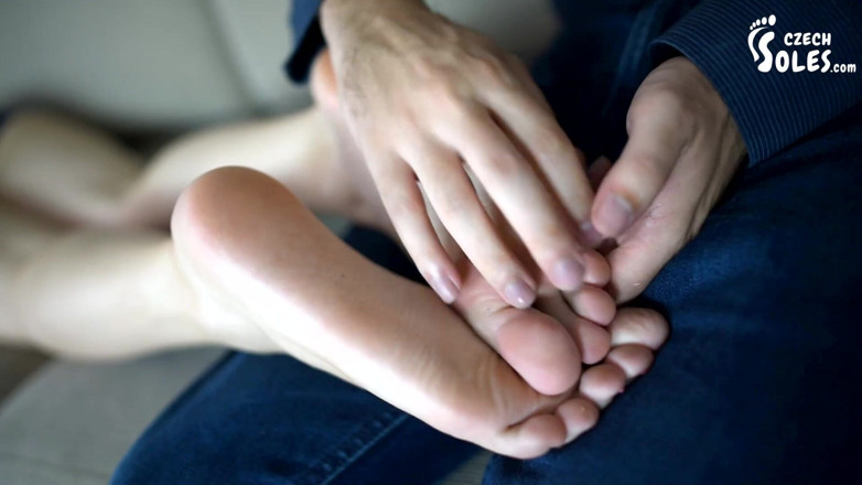 Czech Soles - foot fetish content: Venerarea picioarelor fierbinți și fumătoare a pilotului