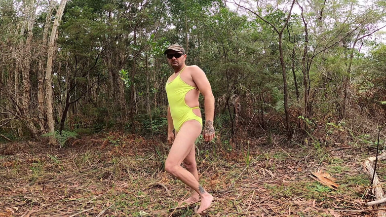 Madaussiehere: Keseronokan pakaian renang satu sekeping kuning di luar rumah tanpa...