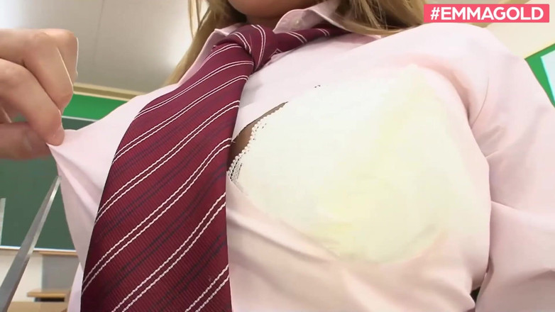 Emma Gold: Follando a la chica china en el aula