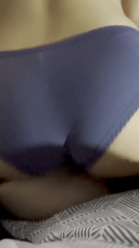 Tengo sexo lésbico con mi muñeca mientras mi esposa está en la cama