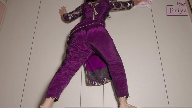 Your Priya: 핫한 마사지 후 애널 섹스를 가르치는 친구의 새엄마, 힌디어 오디오 청소 중 넘어지다
