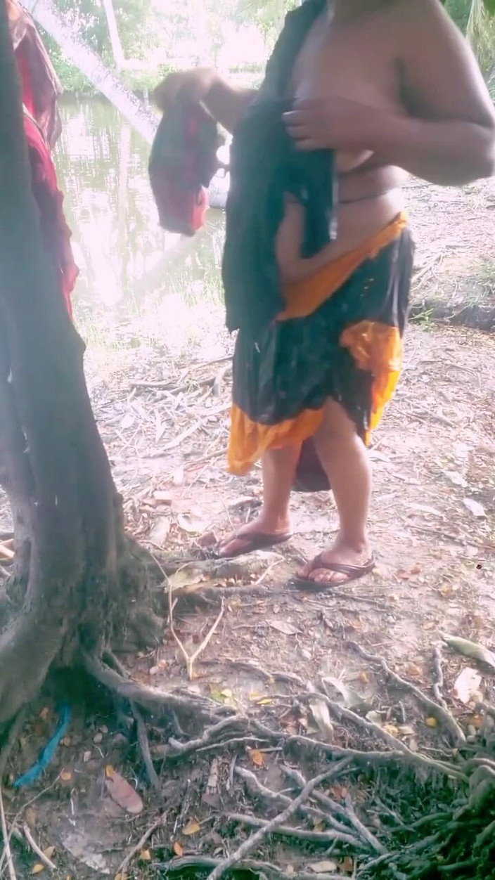 Sadia vabi: Naibroat bhabhi cjance váy của anh ấy bên ao
