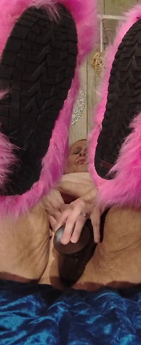 Skrik högt hora i rosa jag ska få den fitta kuk att stinka