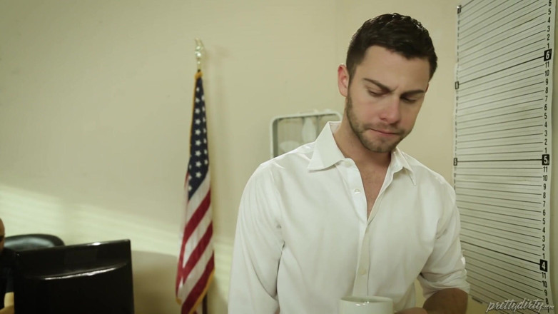 Adult Time: La sexy Kenzie Taylor se folla al detective caliente durante...