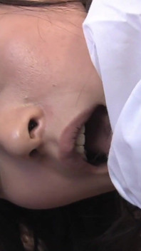 Scène de serveuse orientale - 4 serveuse excitée dans un trio avec deux clients qui la masturbent avec de la nourriture sur le dessus.