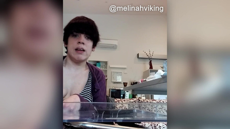 Melinah Viking: Дрочит дома со мной