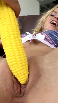 Ošklivé blondýnky nadržená trojka: Masturbace s velkým vibrátorem a sexy šukání s velkým čůrákem