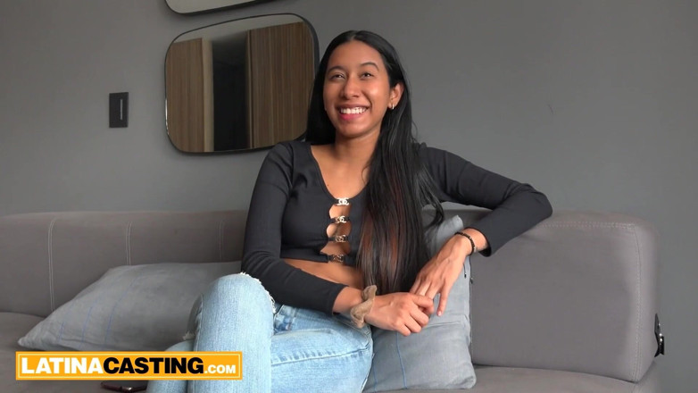 Latina Casting: Amatoare latino futută de un producător american și înghite spermă!