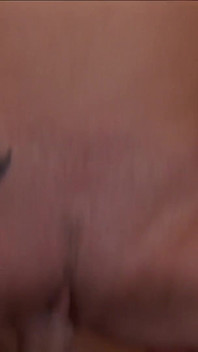 セクシーな十代のアンが大学から戻ってきて、隣人をファック