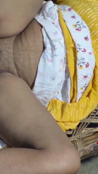 我年轻的继妹我想离开她，所以我把她滚在床上，操她以释放我的愤怒。